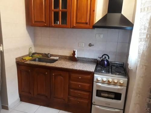 eine Küche mit Herd und Spüle in der Unterkunft Triplex Oro San Bernardo 2 in San Bernardo