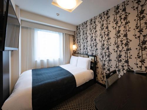 Postel nebo postele na pokoji v ubytování APA Hotel Nagoya Sakae Higashi