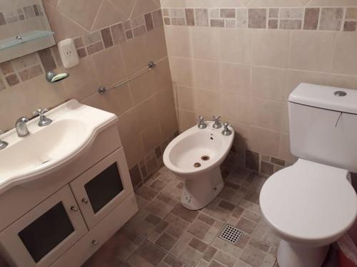 ein Badezimmer mit einer weißen Toilette und einem Waschbecken in der Unterkunft Triplex Oro San Bernardo 2 in San Bernardo