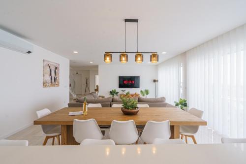 Μια τηλεόραση ή/και κέντρο ψυχαγωγίας στο Axess Villa with panoramic ocean view