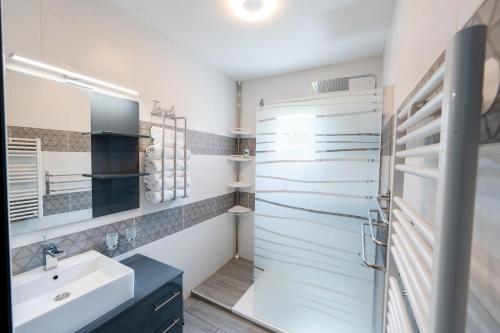 Ένα μπάνιο στο Suite romantique La Maison de Flora SPA intérieur, jardin et lit King size