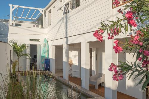 a house with a swimming pool in a yard at La Kazaka Terre Sainte in Saint-Pierre