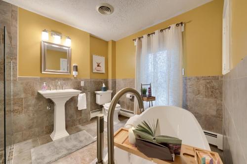 a bathroom with a sink and a bath tub at Blue Ribbon Homestead in Biglerville