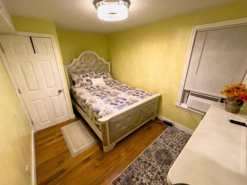 Sleeps 4 Guests Near Yale & Downtown - Free Parking في نيو هافن: غرفة نوم بها سرير في غرفة بها نافذة