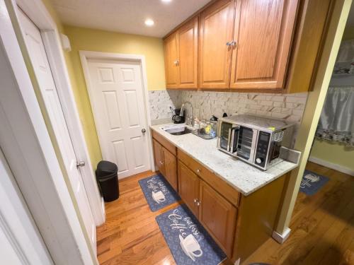 ニューヘイブンにあるCozy 2BR Near Yale & Downtown - Easy Street Parkingの小さなキッチン(電子レンジ付)