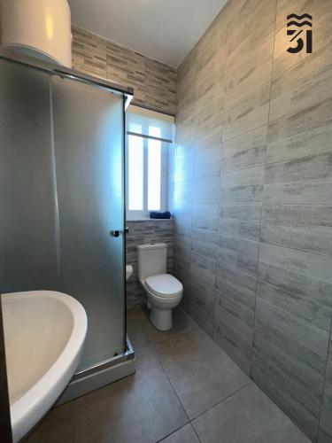 Ένα μπάνιο στο M31Stays - St Paul's Modern Apartments and Penthouse