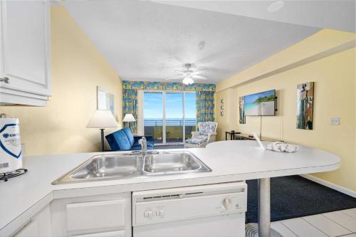 Köök või kööginurk majutusasutuses Luxury 18th Floor 1 BR Beach Condo Direct Oceanfront