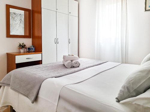 En eller flere senge i et værelse på NEW! Villa Promajna Beach