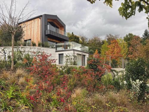 una casa en la ladera de una colina con árboles en Lo Chalet in Toscana, en Stia