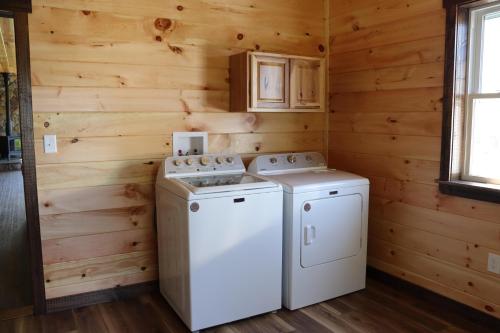 Beaver DamsScenic Mountain Lodge的小木屋内的洗衣机和烘干机