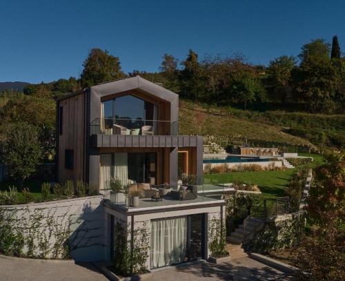 una casa en la ladera de una colina en Lo Chalet in Toscana, en Stia