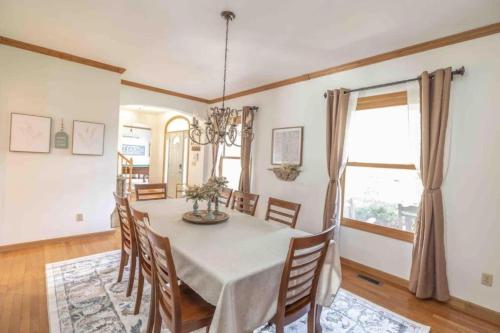 a dining room with a table and chairs at Apple Valley Gables-Cozy mountain home with views in Hendersonville