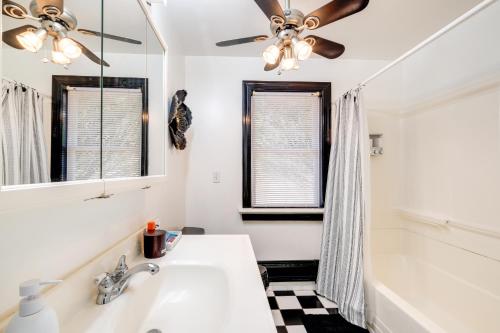 ein Badezimmer mit einem Waschbecken, einer Badewanne und einem Deckenventilator in der Unterkunft Countryside Cottage on 5 Acres! Easy Commute to DC in Centreville