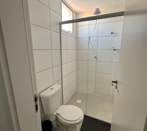 a white bathroom with a toilet and a shower at Rose Prime Loft in Extrema