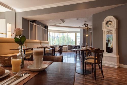 a dining room with tables and chairs in a room at acom Hotel Berlin Kurfürstendamm in Berlin