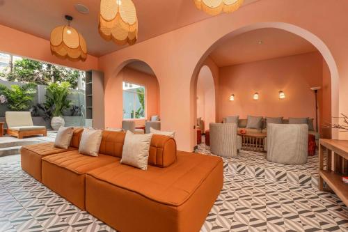 卡利Veca Flats Centenario的客厅里有一个橙色沙发