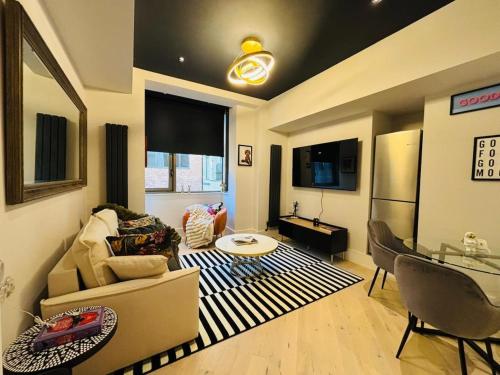 TV a/nebo společenská místnost v ubytování Stylish New Build Flat Just 300m from Tube Station