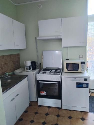 una cucina con fornelli e microonde di Studio chez Claudine a Conches-en-Ouche