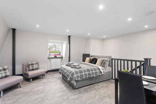 En eller flere senge i et værelse på Edinburgh City Penthouse Studio