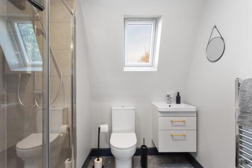 Et badeværelse på Edinburgh City Penthouse Studio