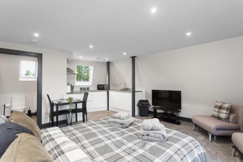 Un dormitorio con una cama y una sala de estar. en Edinburgh City Penthouse Studio, en Edimburgo