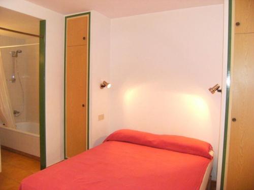 レスカラにあるGran Sol C 01のバスルーム(赤いベッド1台、シャワー付)