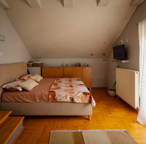 Ένα ή περισσότερα κρεβάτια σε δωμάτιο στο Apartman Flower Garden