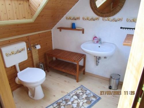 een badkamer met toilet en wastafel bij Hümmlische Auszeit RE15 in Sögel