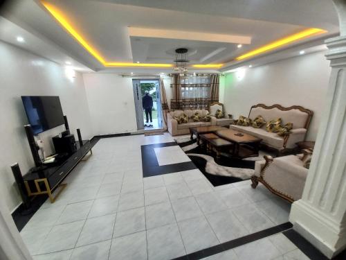 una sala de estar con un sofá y una mesa en Mara Safaris BNB, en Bomet