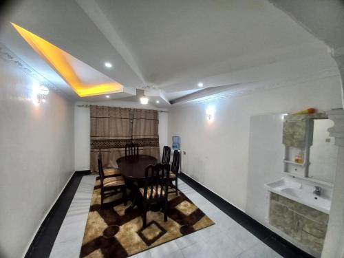 Un comedor con mesa y sillas en Mara Safaris BNB, en Bomet