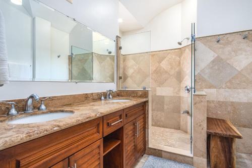 um banheiro com duas pias e um chuveiro em Beautiful Ocean View Condo Steps To The Beach em Tamarindo