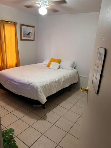 ein Schlafzimmer mit einem Bett in einem Zimmer in der Unterkunft Central Phoenix Value Stay Yellow Room in Phoenix