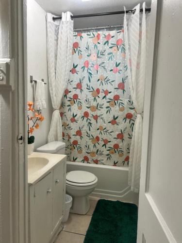 ein Badezimmer mit Toilette und Duschvorhang in der Unterkunft Central Phoenix Value Stay Yellow Room in Phoenix