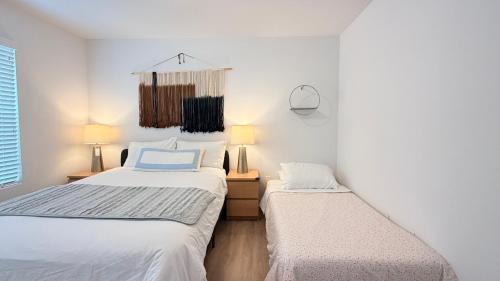 Postel nebo postele na pokoji v ubytování Modern Luxury House 3B&4B House 30 mins DTLA