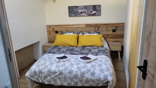 een slaapkamer met een bed met twee handdoeken erop bij L'Orri in Dorres