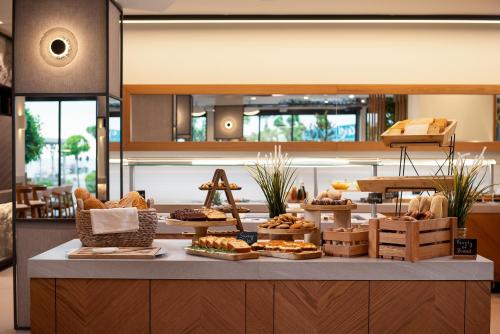 Comida en o cerca de este apartahotel