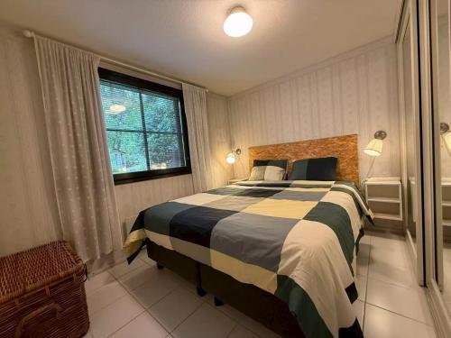 ヴァンターにあるNordic Nest Bのベッドと大きな窓のある寝室