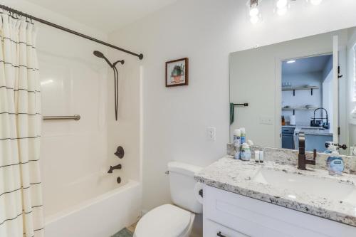 une salle de bains avec toilettes, lavabo et douche dans l'établissement Waterfront Home with Pool by Next Step Property Management, à Pass Christian