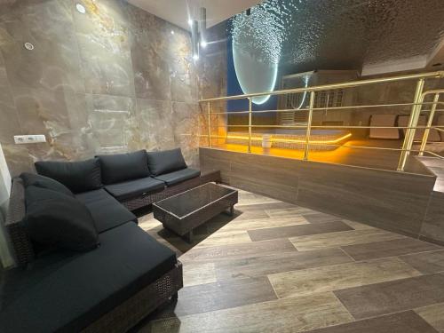 een woonkamer met een bank en een tafel bij Sofia Hotel & Spa Truskavets in Truskavets