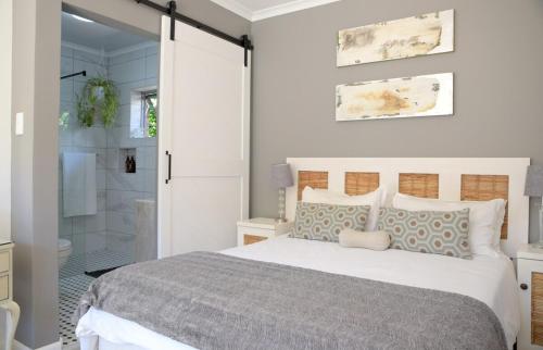 En eller flere senge i et værelse på Cape Town Tokai, Constantia Valley