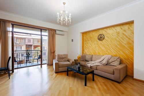 Aram street, 1 bedroom Comfy & Sunny apart with Open balcony DI480