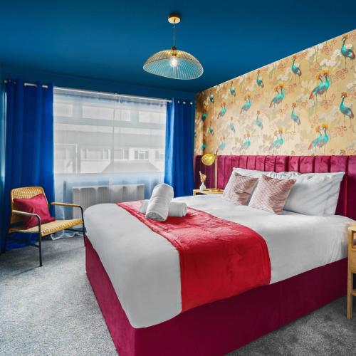 En eller flere senge i et værelse på Cozy Two Bedroom House - King Beds - Parking & Garden 4VC