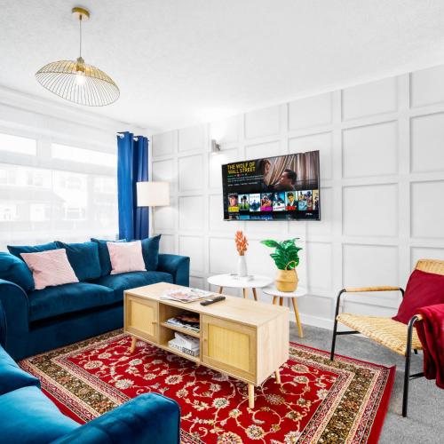 Et tv og/eller underholdning på Cozy Two Bedroom House - King Beds - Parking & Garden 4VC