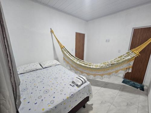 バヘイリーニャスにあるChalé Dunas de Prataのベッドルーム1室(ハンモック付きのベッド1台付)