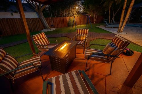 黎明城Family Oasis at Sunrise Private Pool, Game, Cardio, Grill, Work & Play的院子里的一组椅子和一张桌子