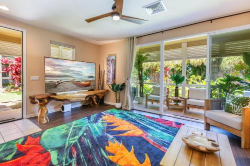 Una sala de estar con una alfombra colorida en Pualani Villa, en Princeville