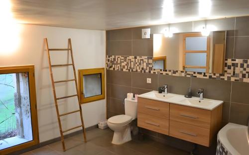y baño con aseo, lavabo y escalera. en Gite De Caractère En Pleine Nature, en Bourg-de-Visa