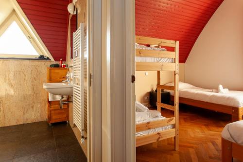 Ένα ή περισσότερα κρεβάτια σε δωμάτιο στο Luxe Villa with Pool and Sauna in Spijkerboor