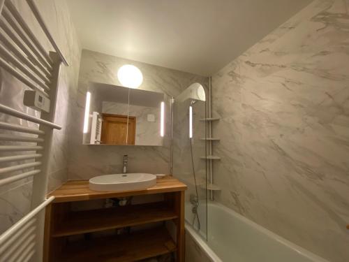 Koupelna v ubytování Les Saisies - Studio cabine rénové 4/5 pers avec terrasse exposée sud, animaux tolérés. - FR-1-293-161