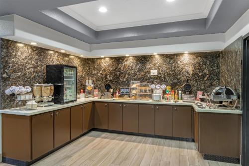 un restaurante con barra en una habitación en Best Western Plus North Houston Inn & Suites, en Houston